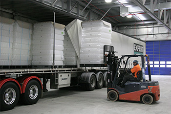 Unloading a container by Forklift